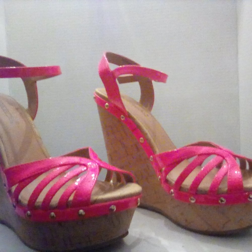 Very nice unworn pink platforms with cork platforms.